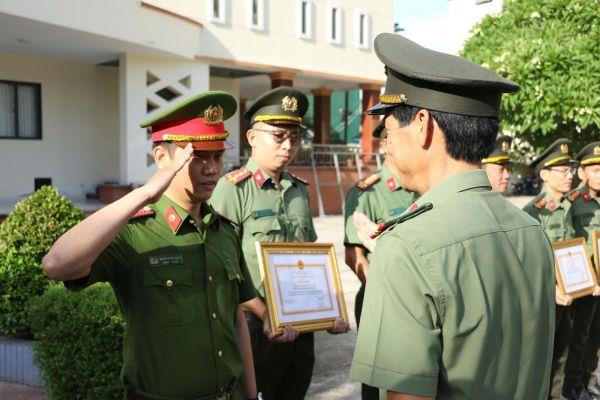 Đại tá Võ Văn Dương trao thưởng cho các tập thể, cá nhân.