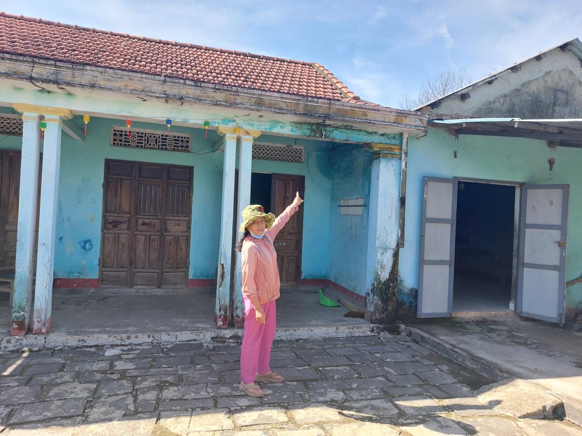 Ông Nguyễn Lê chỉ những vết nứt, cùng ngôi nhà đã nứt hoàn toàn của gia đình mình.