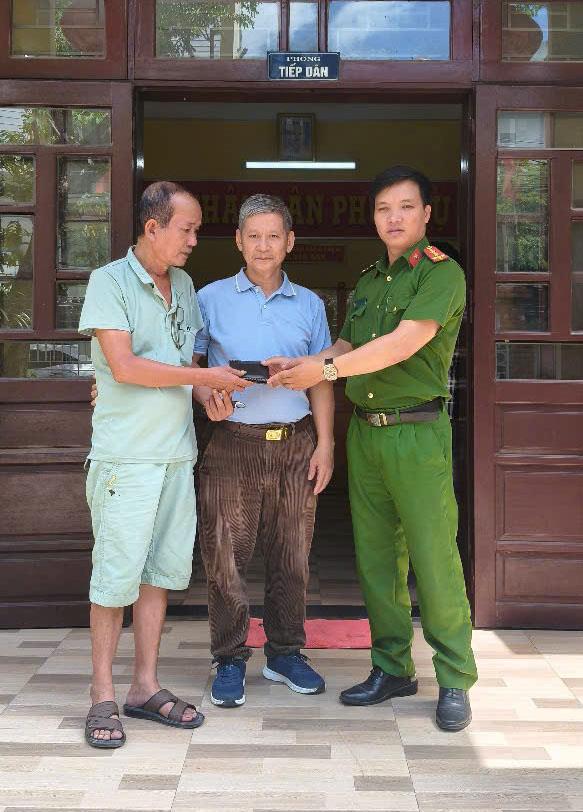 CAP An Khê trao trả tài sản cho người mất.