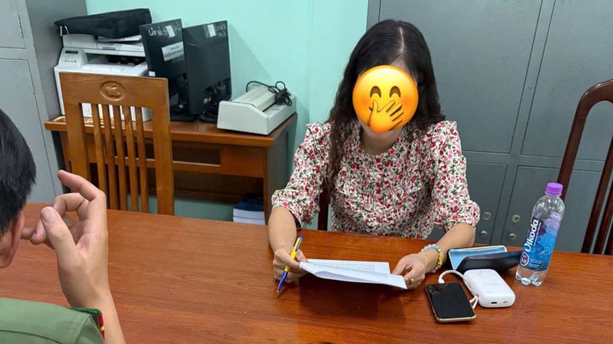 Phòng ANM&PCTPSDCNC Công an tỉnh Khánh Hòa làm việc với bà H.