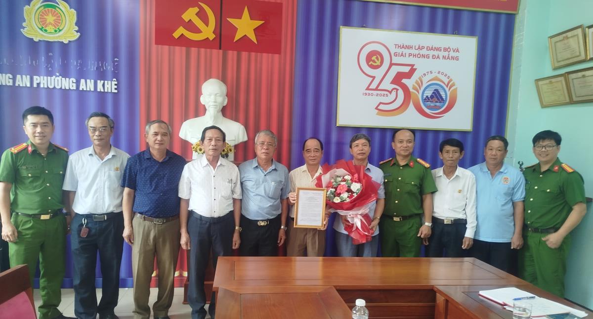 Đại tá Trần Đình Dõng trao quyết định thành lập Chi hội Cựu CAND phường An Khê.