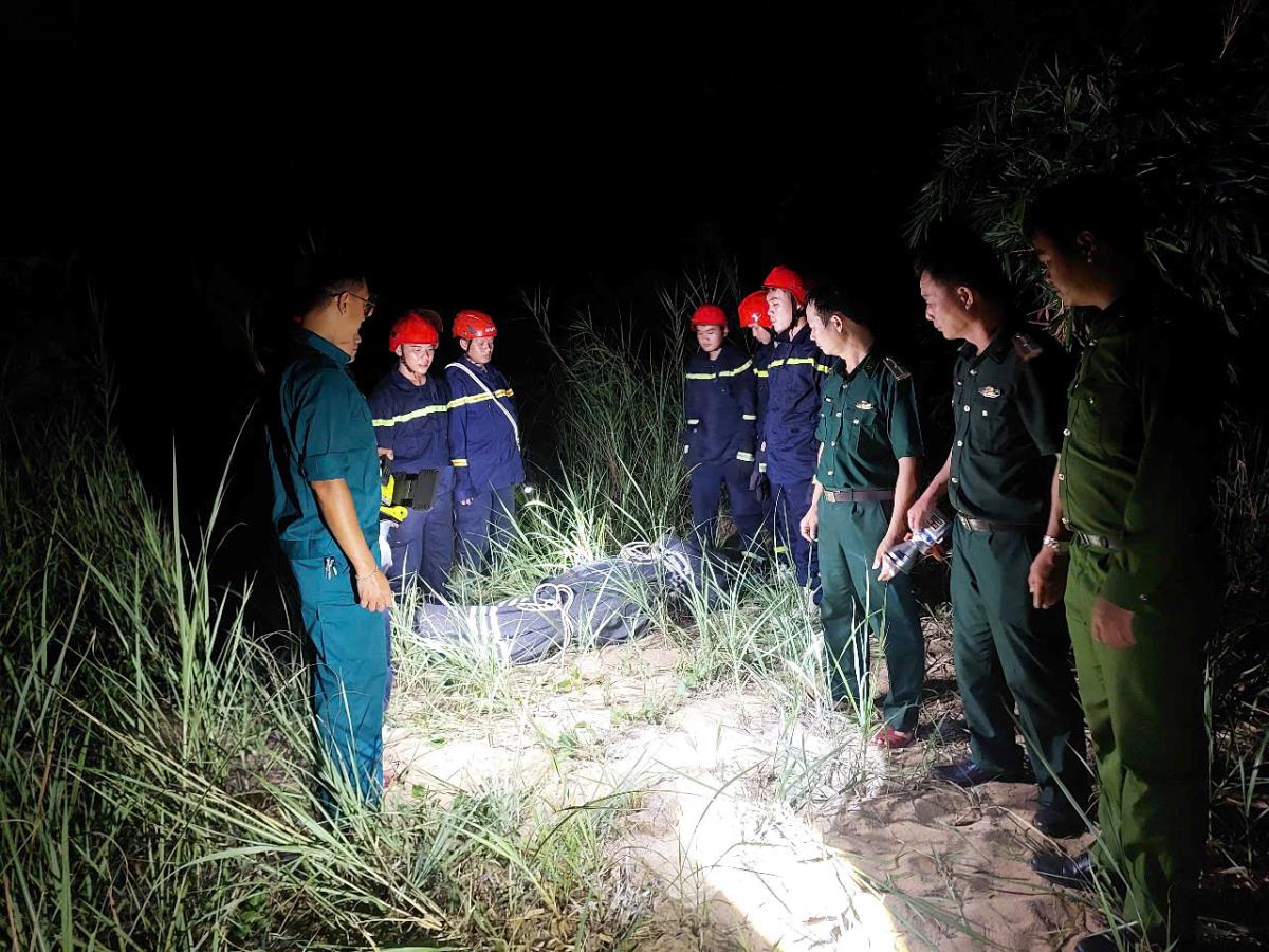 Hình ảnh người dân chụp lại trước khi du khách bị rơi, may mắn phi công thoát được, còn người bay thì bị rớt.