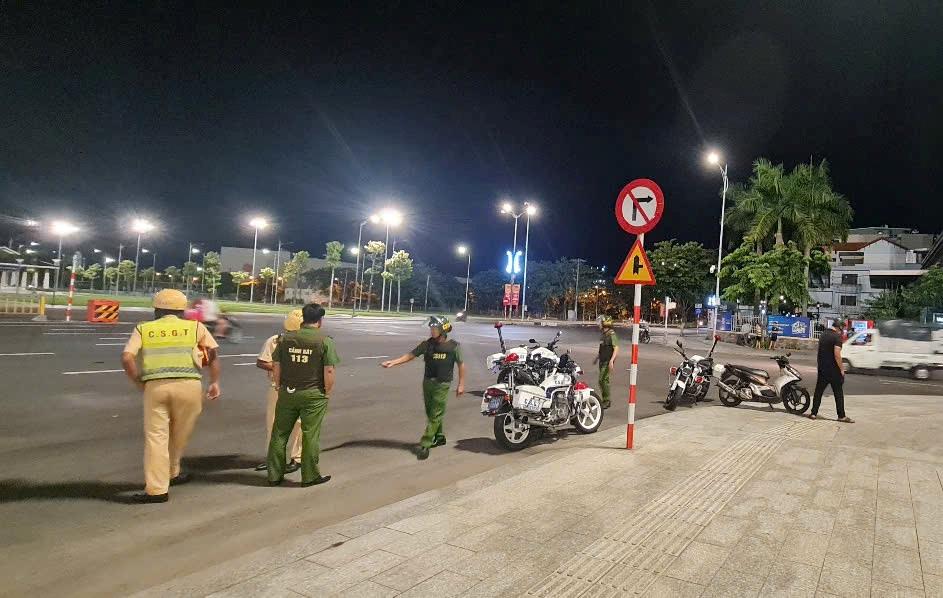 Cảnh sát 113 khống chế một đối tượng trong nhóm tụ tập gây rối trật tự công cộng tại khu vực đường 2 Tháng 9.