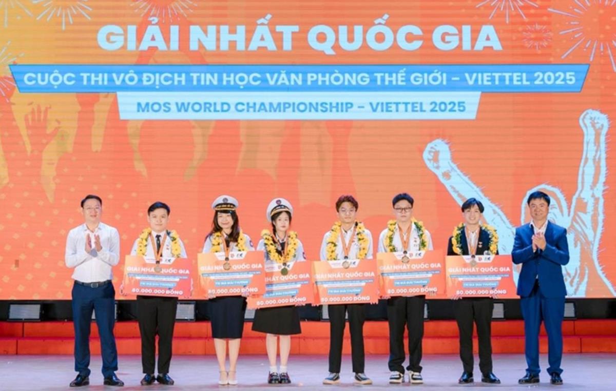 BTC trao giải tặng 6 quán quân quốc gia Cuộc thi vô địch tin học văn phòng thế giới - Viettel 2025.