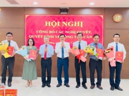 Thường trực HĐND thành phố trao Nghị quyết và tặng hoa chúc mừng các Phó Trưởng ban.