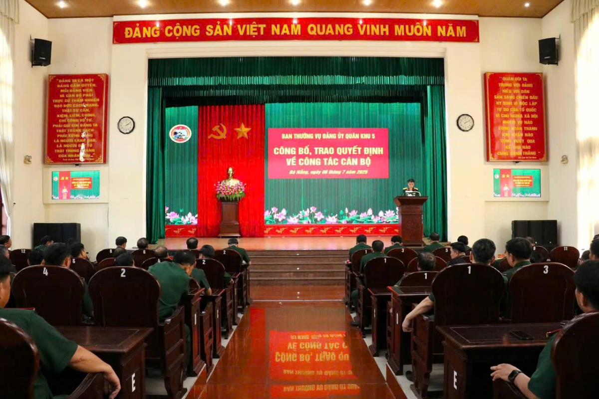 Lãnh đạo Quân khu 5 trao các quyết định cho các đồng chí được thăng quân hàm.