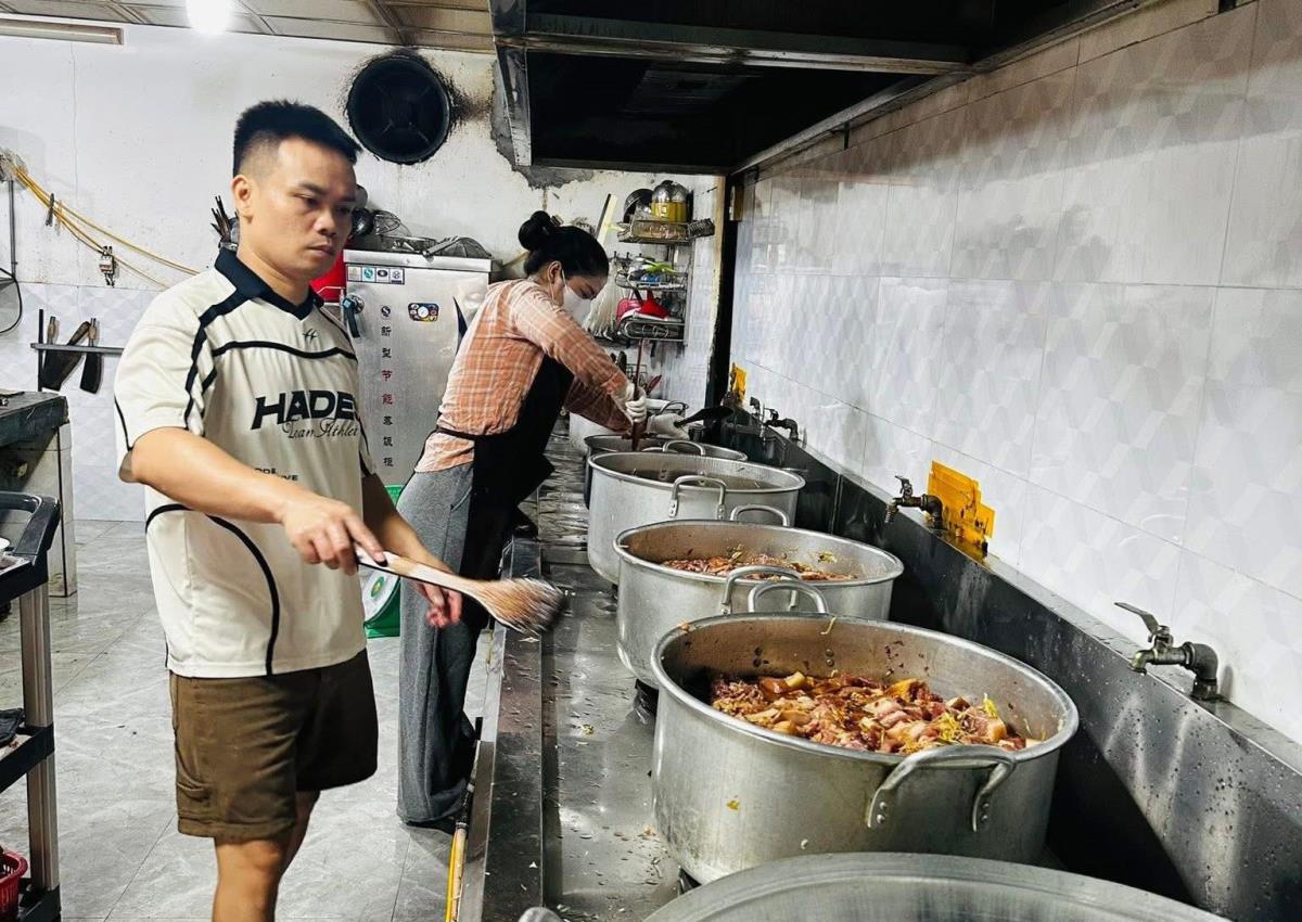 Nhóm máy xúc, máy cẩu lên đường giúp bà con vùng lũ.