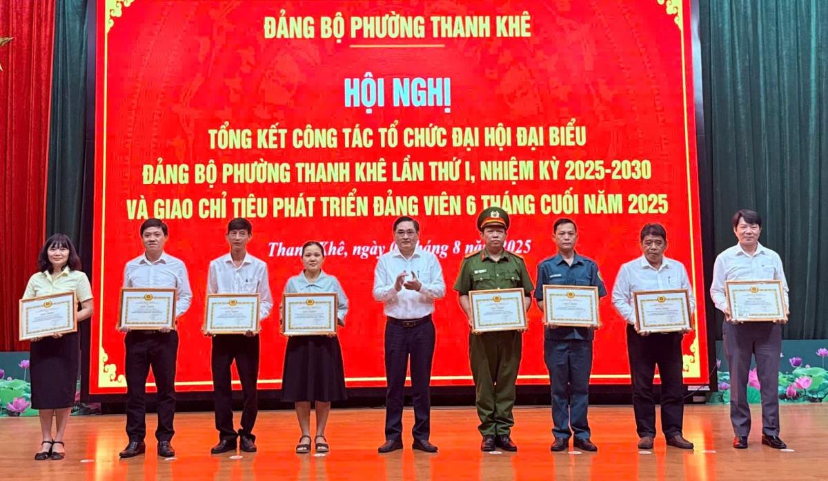 Bí thư Đảng ủy phường Thanh Khê Nguyễn Thành Tiến trao khen thưởng cho các tập thể, cá nhân.