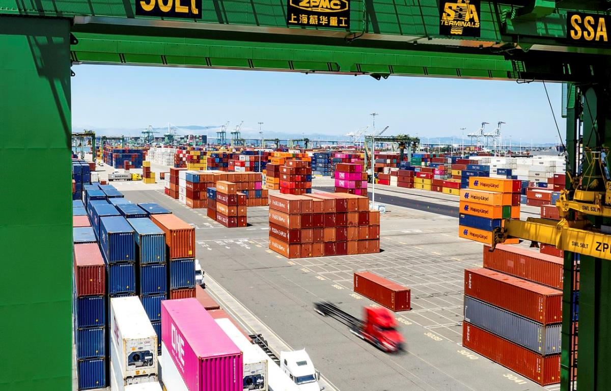 Các container hàng hóa tại một ga vận chuyển ở Cảng Oakland, bang California (Mỹ). Ảnh: AP