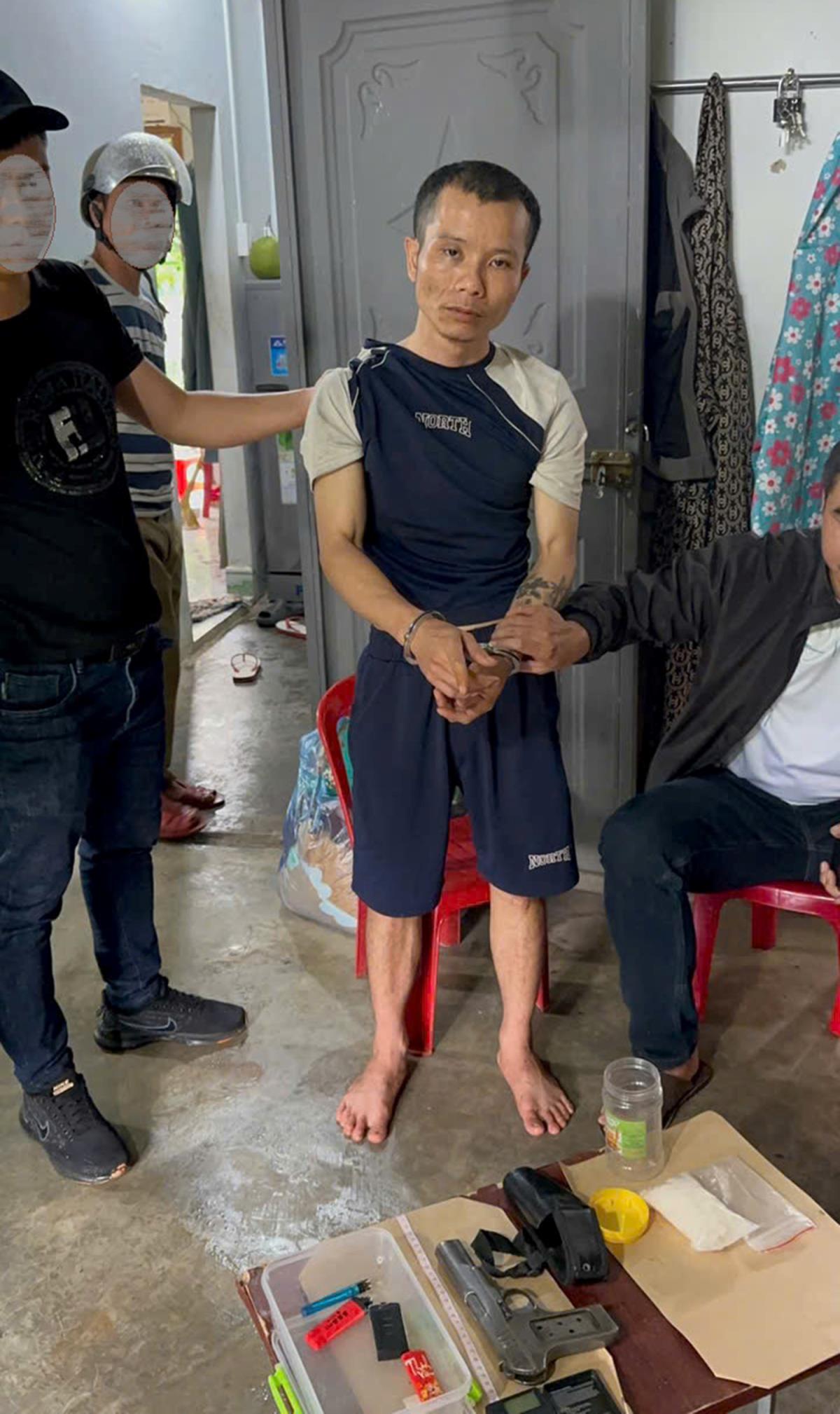 Đối tượng Chai bị bắt cùng tang vật.