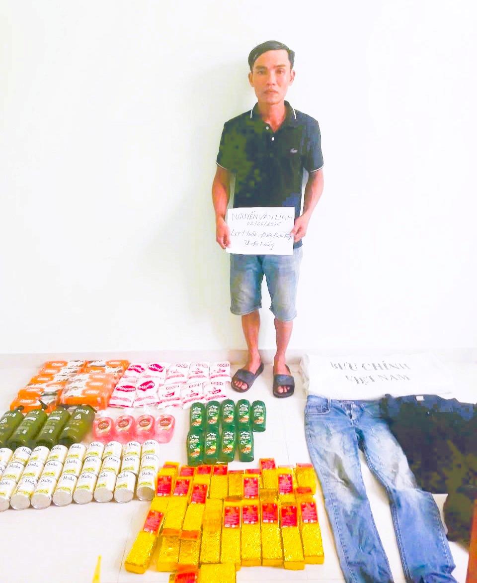 Hà Ngọc Vương tại hiện trường vụ trộm.