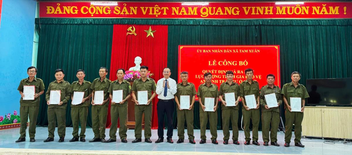 Lực lượng Công an xã Tam Xuân, Tổ bảo vệ an ninh trật tự ở cơ sở diễu hành ra quân ấn công trấn áp các loại tội phạm.