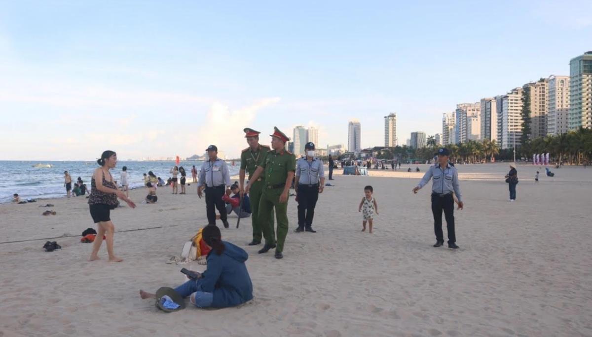 Lực lượng Công an cơ sở đảm bảo an ninh trật tự tại tuyến biển Sơn Trà.