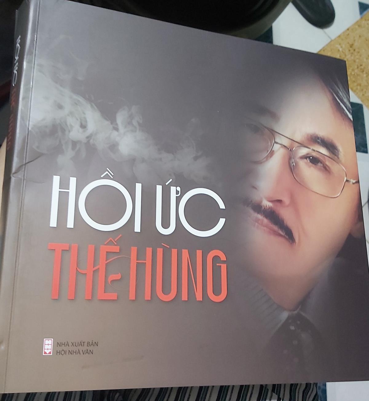 Thế Hùng (thứ 2 từ trái sang) trong buổi gặp mặt giao lưu và tặng sách văn nghệ sĩ Đà Nẵng.