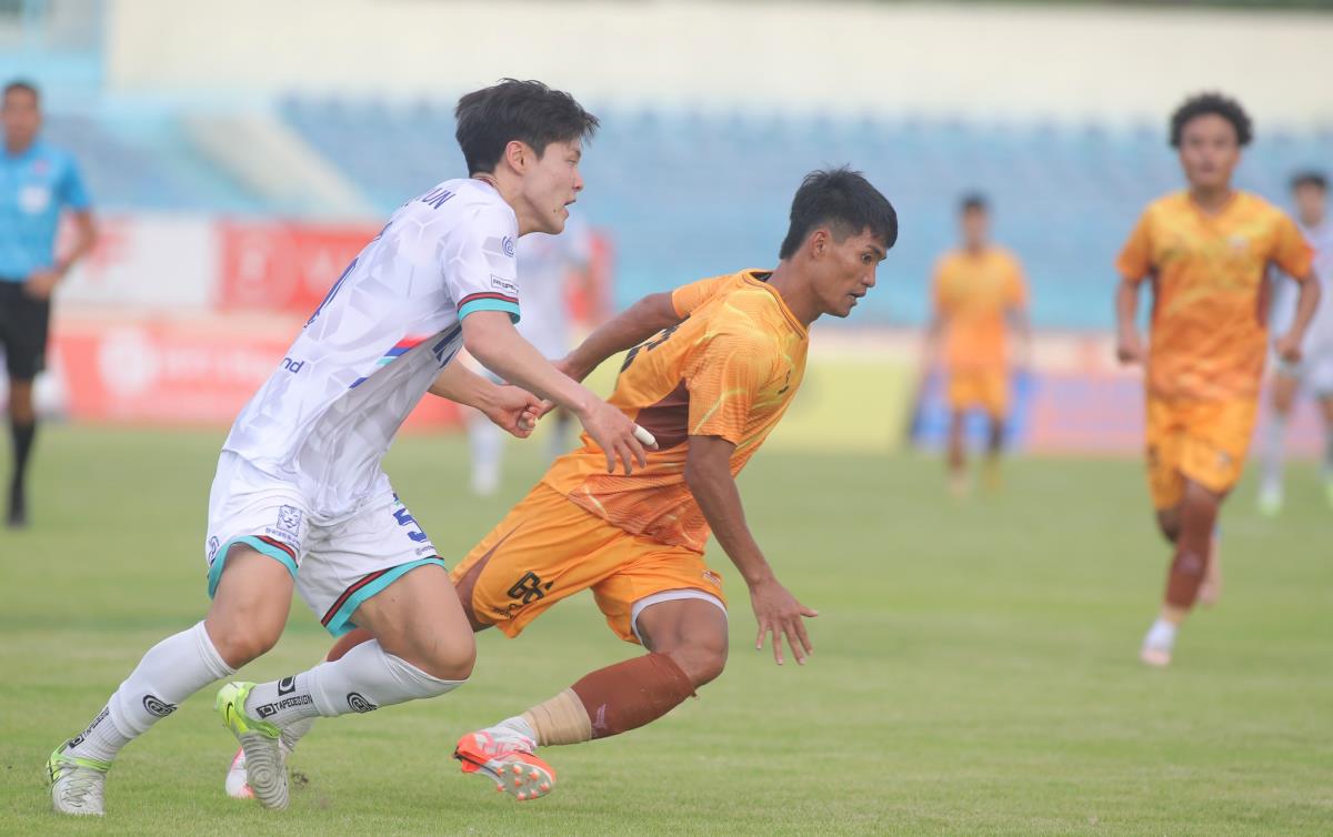 Lý Đức ghi bàn thắng trong trận U23 Việt Nam thắng U23 Campuchia 2-2.