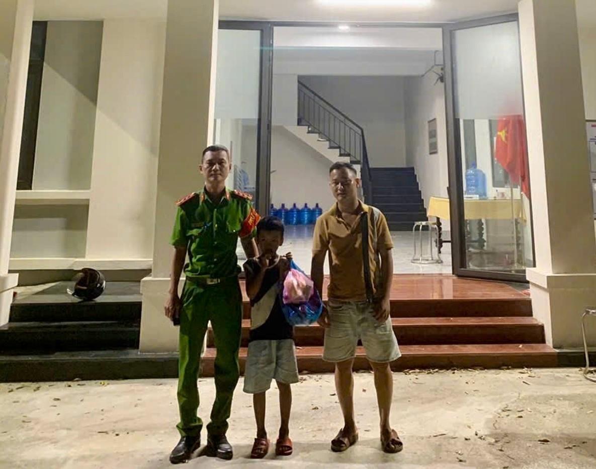 Công an xã Thăng Phú bàn giao cháu Khoa cho gia đình.