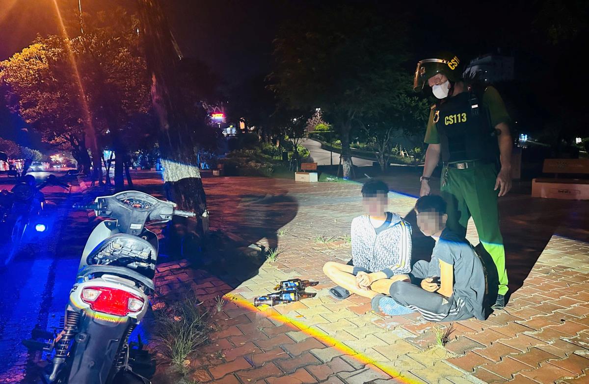Hai thanh niên bị tạm giữ.