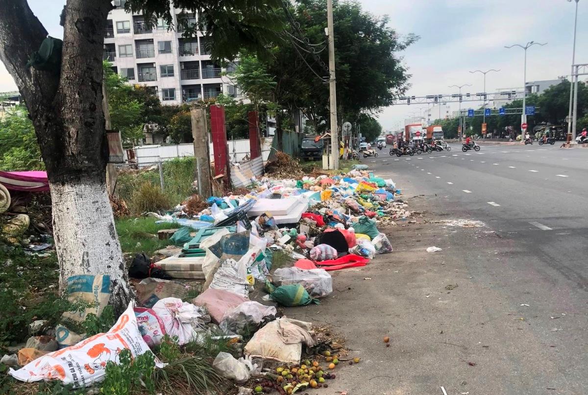 Rác bị tập kết “lén” tại đường Ngô Quyền gây mất mỹ quan, ảnh hưởng đến người dân.