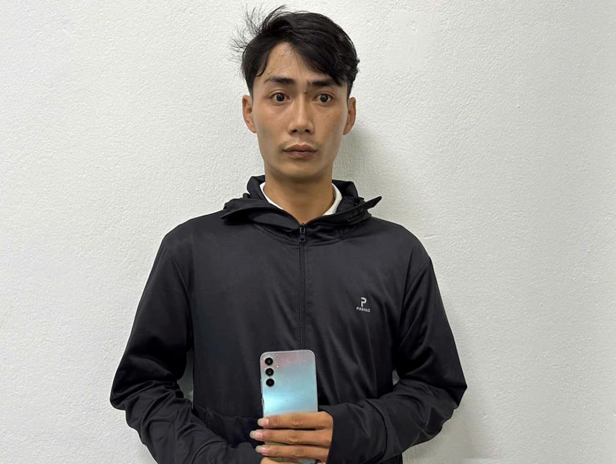 Lê Quang Sỹ và tang vật vụ án.