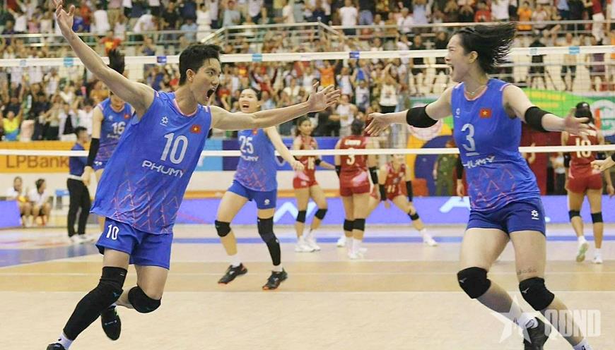 Thanh Thúy và Bích Tuyền vỡ òa trong niềm vui chiến thắng.