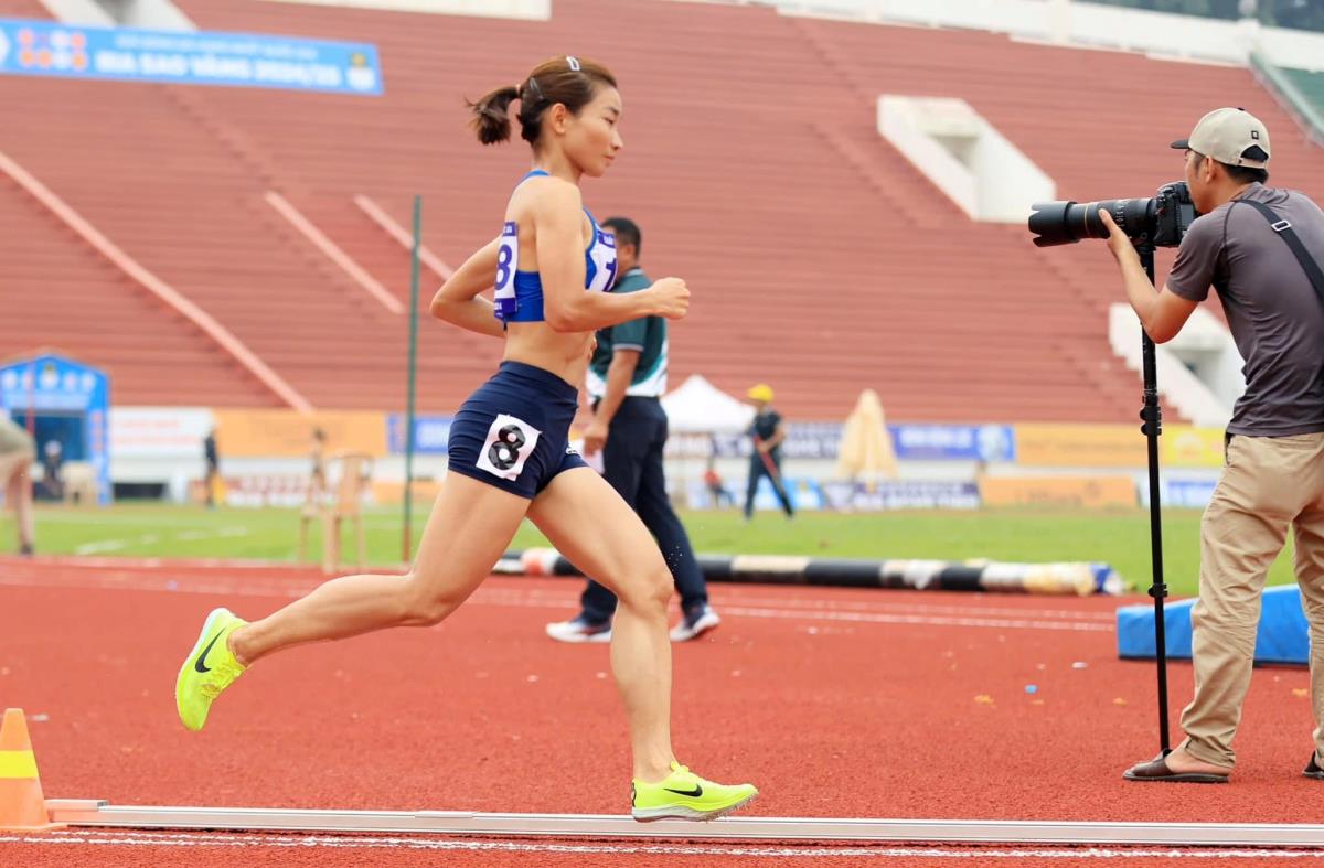 Nguyễn Thị Oanh không có đối thủ trên đường chạy 5.000m nữ.