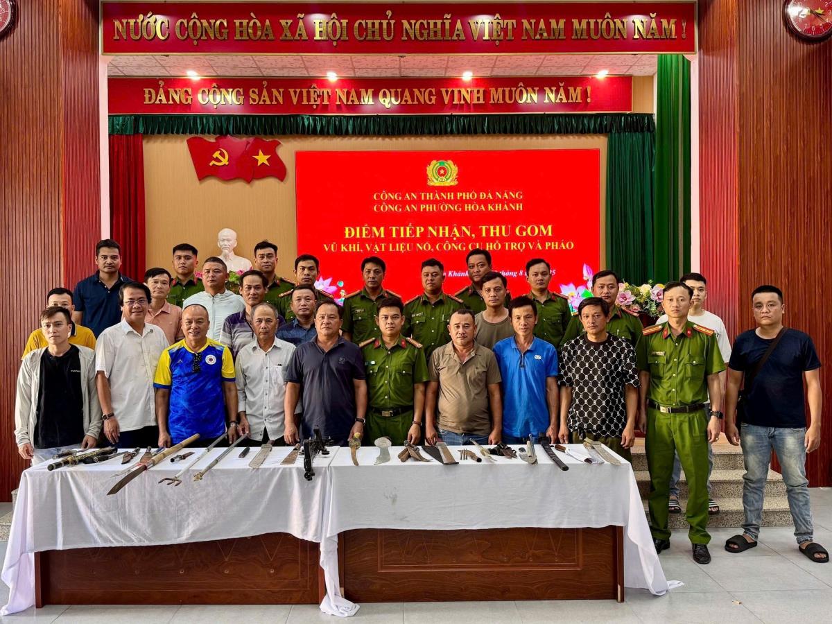 Người dân tự nguyện giao nộp hàng chục vũ khí thô sơ, tự chế.