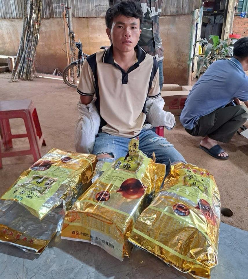 Đối tượng Giàng Seo Hòa bị bắt cùng tang vật.