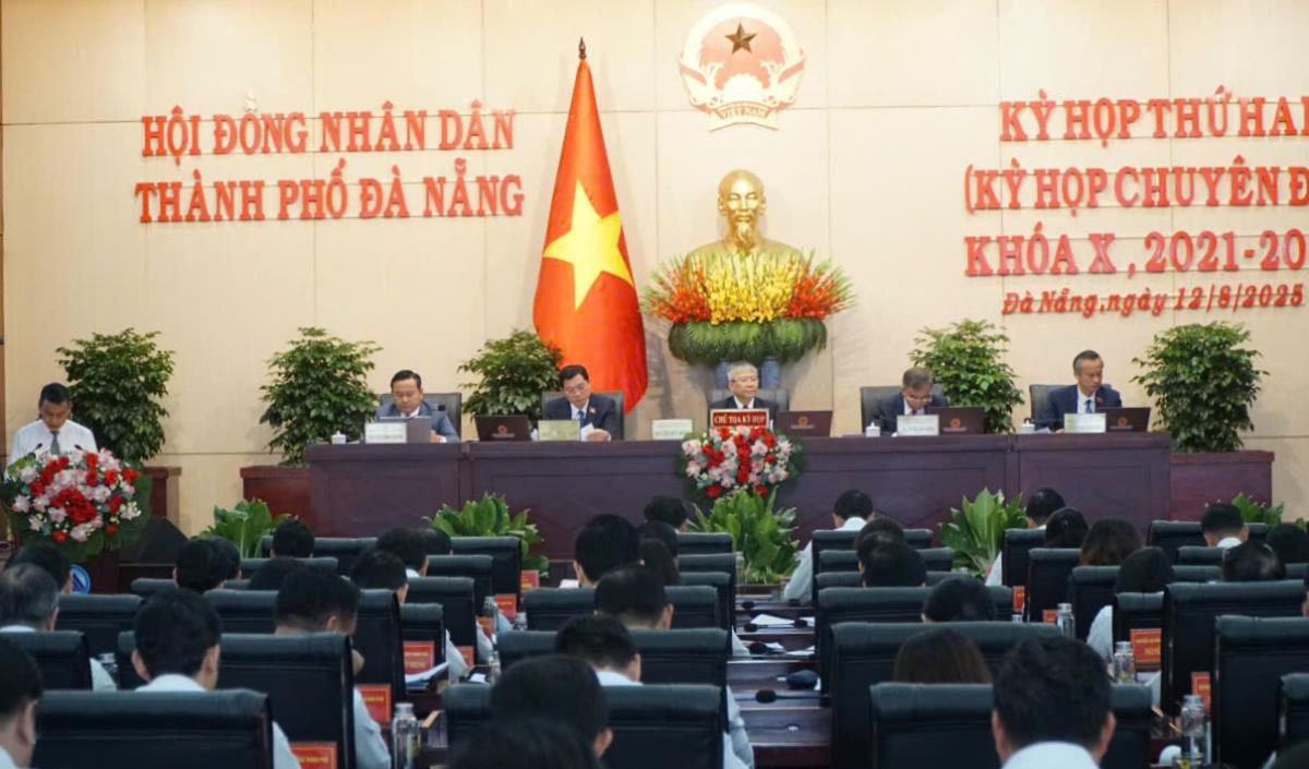 Phó chủ tịch UBND thành phố Trần Chí Cường trình bày các tờ trình của UBND thành phố tại kỳ họp.