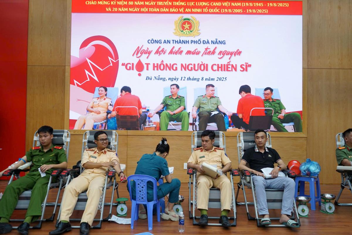 CBCS tham gia hiến máu tại Ngày hội.