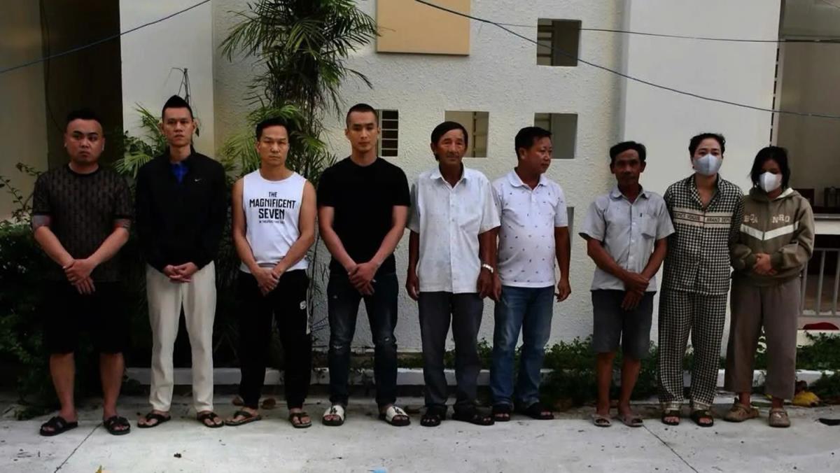 Nguyễn Đại Việt (thứ 4 từ trái qua) bị bắt cùng các đối tượng có liên quan.