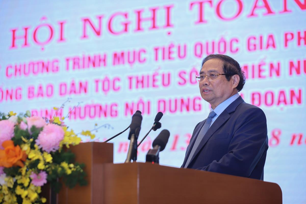 Chủ tịch UBND thành phố Lương Nguyễn Minh Triết (bên trái) và Phó Chủ tịch UBND thành phố Trần Anh Tuấn chủ trì điểm cầu thành phố Đà Nẵng.