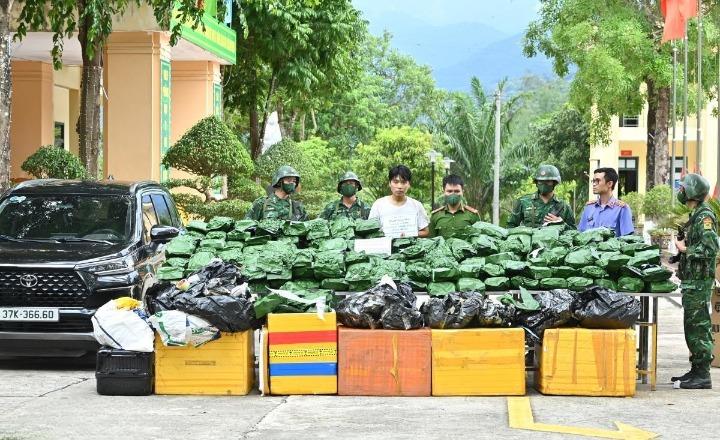 Hai đối tượng mua bán “cỏ Mỹ” Đậu Xuân Tín và Phạm Ngọc Anh bị Công an tỉnh Hà Tĩnh bắt giữ.
