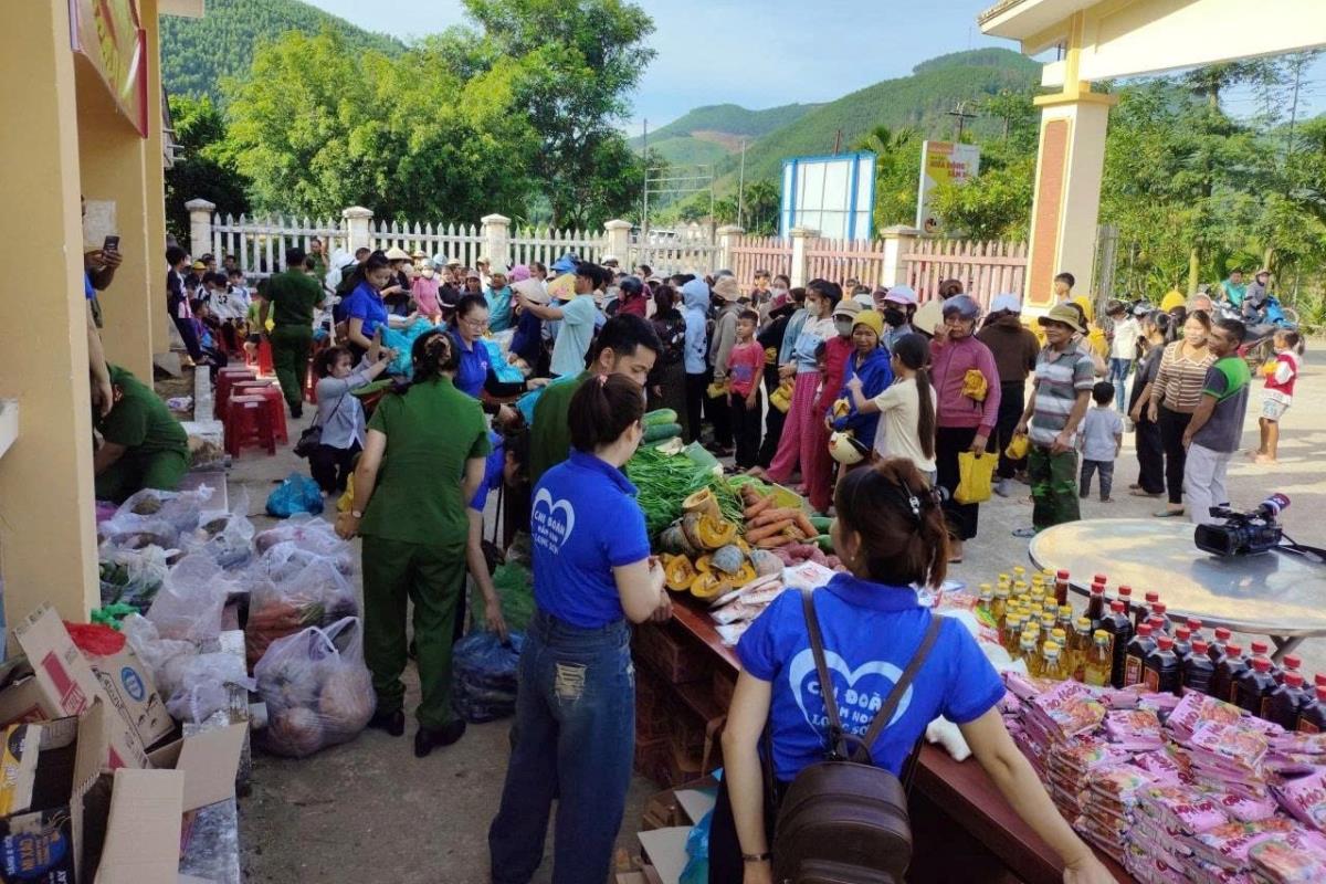 Công an xã Sơn Mai tổ chức phiên chợ “0 đồng” tại thôn Long Thượng.