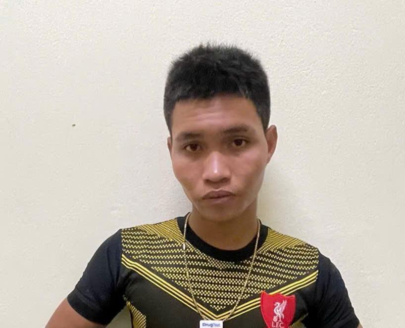 Công an xã Ia O bắt giữ Rơ Châm Tuấn và R.M.C cùng tang vật.