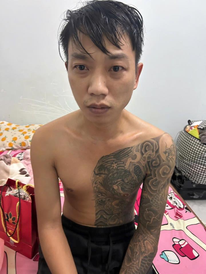 Hai đối tượng Võ Minh Hiếu và Lê Hoài Bảo Khánh cùng số ma túy tang vật.