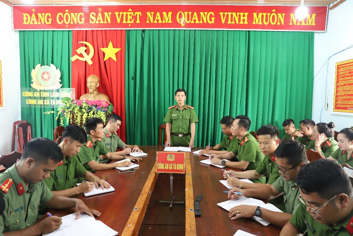Công an xã Tà Đùng đi từng ngõ, gõ từng nhà làm tốt công tác tuyên truyền, vận động nhân dân chấp hành pháp luật