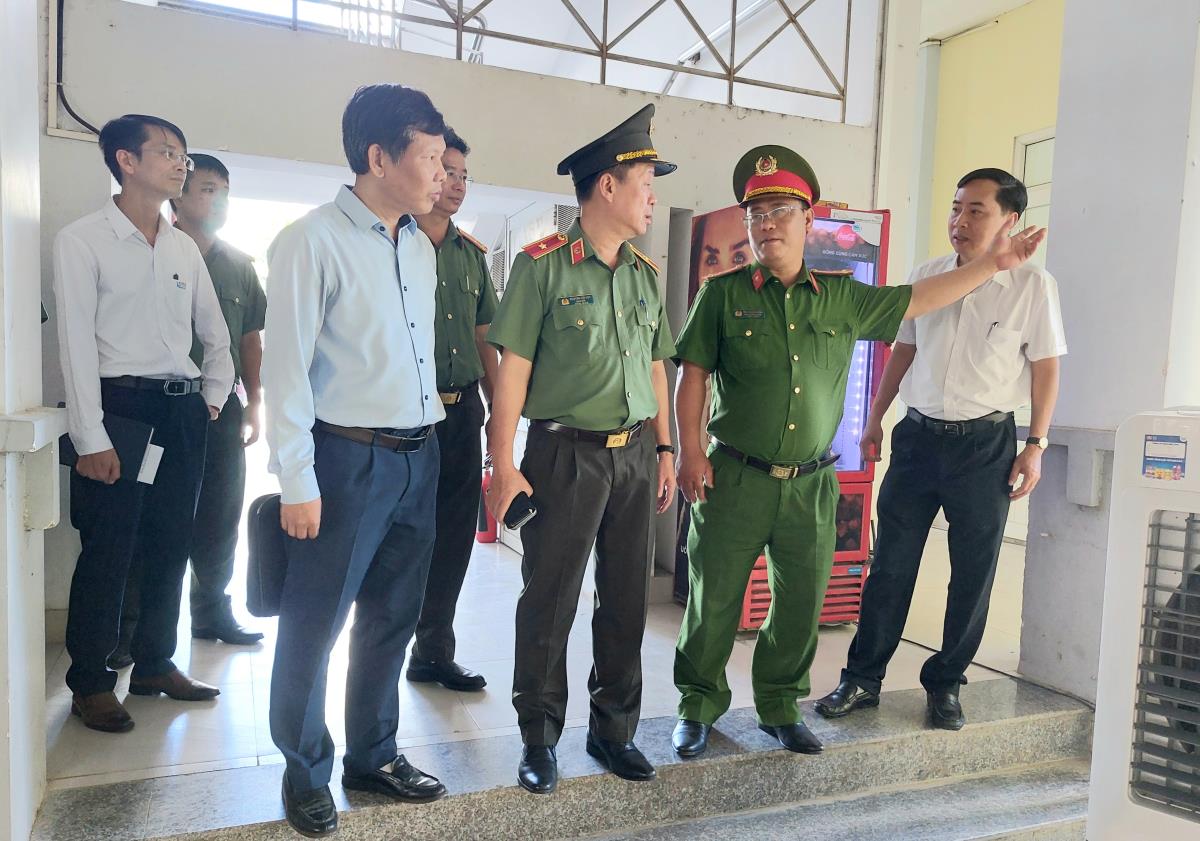 Thiếu tướng Nguyễn Hữu Hợp cùng lãnh đạo Đảng ủy, UBND xã Hòa Vang, lãnh đạo các phòng nghiệp vụ Công an thành phố, Công an xã Hòa Vang chụp ảnh lưu niệm