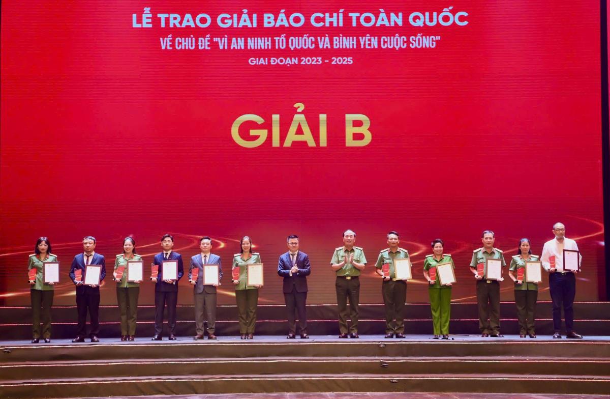 Tác phẩm truyền hình “Dấu chân nơi rừng sâu” của 2 tác giả Trung tá Đỗ Thành Sự và Đại úy Ngô Hữu Minh Châu đoạt giải B báo chí toàn quốc “Vì An ninh Tổ quốc và bình yên cuộc sống”.