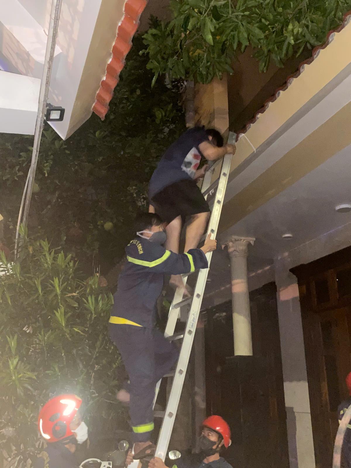 Cảnh sát PCCC&CNCH đưa 5 người trong vụ cháy ra ngoài an toàn.