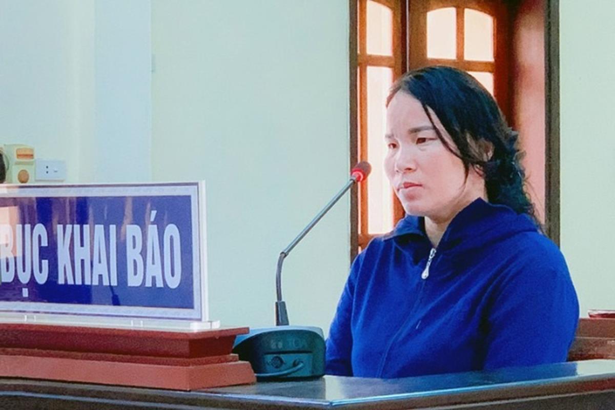 Đối tượng Trần Anh Vũ và chiếc xe máy tang vật vụ trộm.