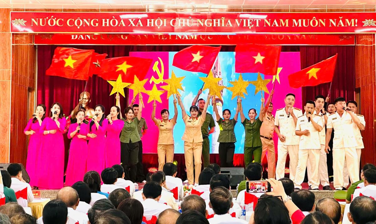 UBND xã Hòa Tiến và Công an xã Hòa Tiến tặng quà cho các gia đình có hoàn cảnh khó khăn trên địa bàn xã