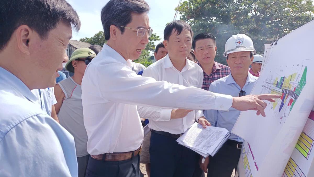 Tranh thủ thời tiết nắng ráo, đơn vị thi công đẩy nhanh tiến độ khi có mặt bằng sạch.