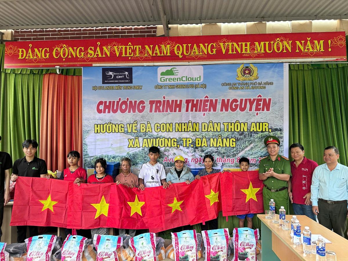 Đoàn công tác thiện nguyện trao những món quá ý nghĩa đến với bà con Cơ Tu thôn Aur, xã AVương