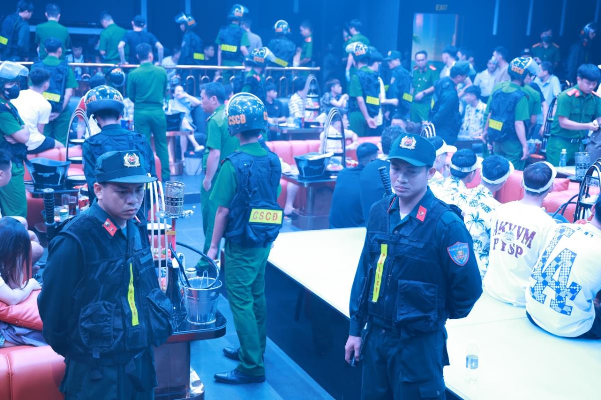 Lực lượng Công an kiểm tra Nhà hàng Nonstop.