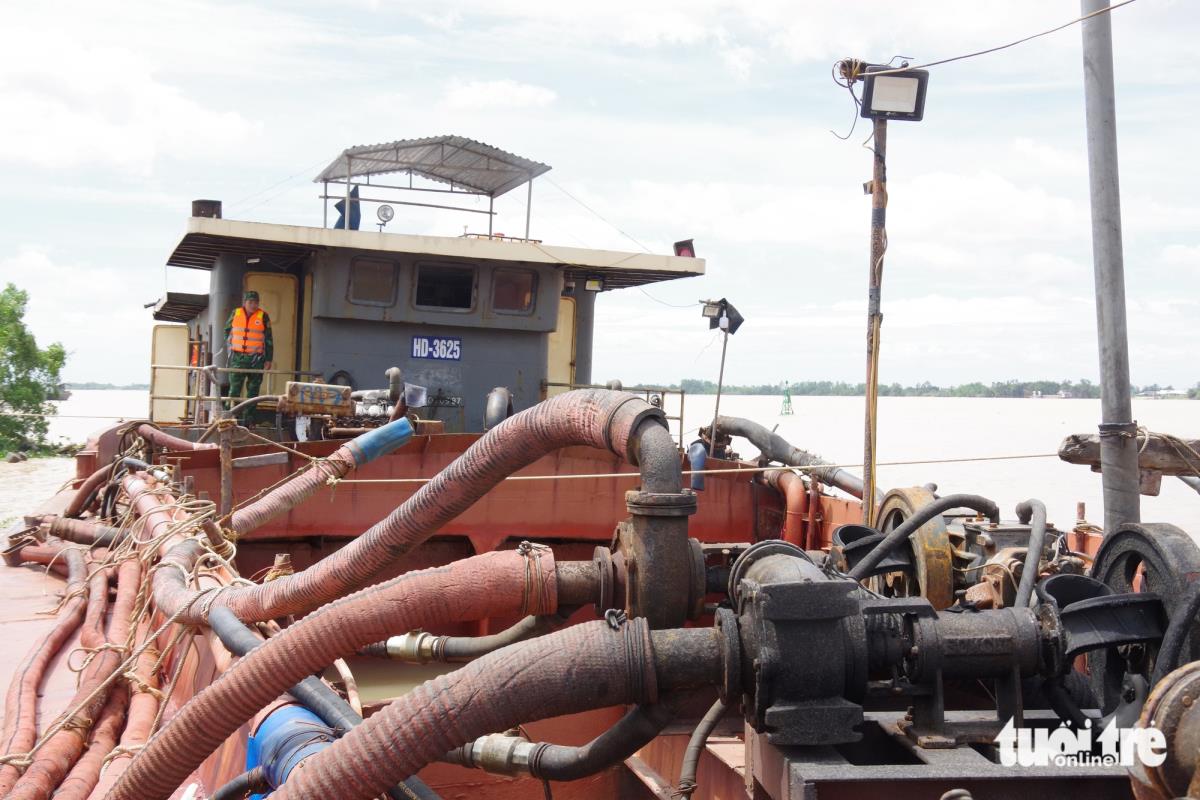 Chiếc tàu sắt bị lực lượng biên phòng bắt giữ - Ảnh: ĐOÀN PHÁT