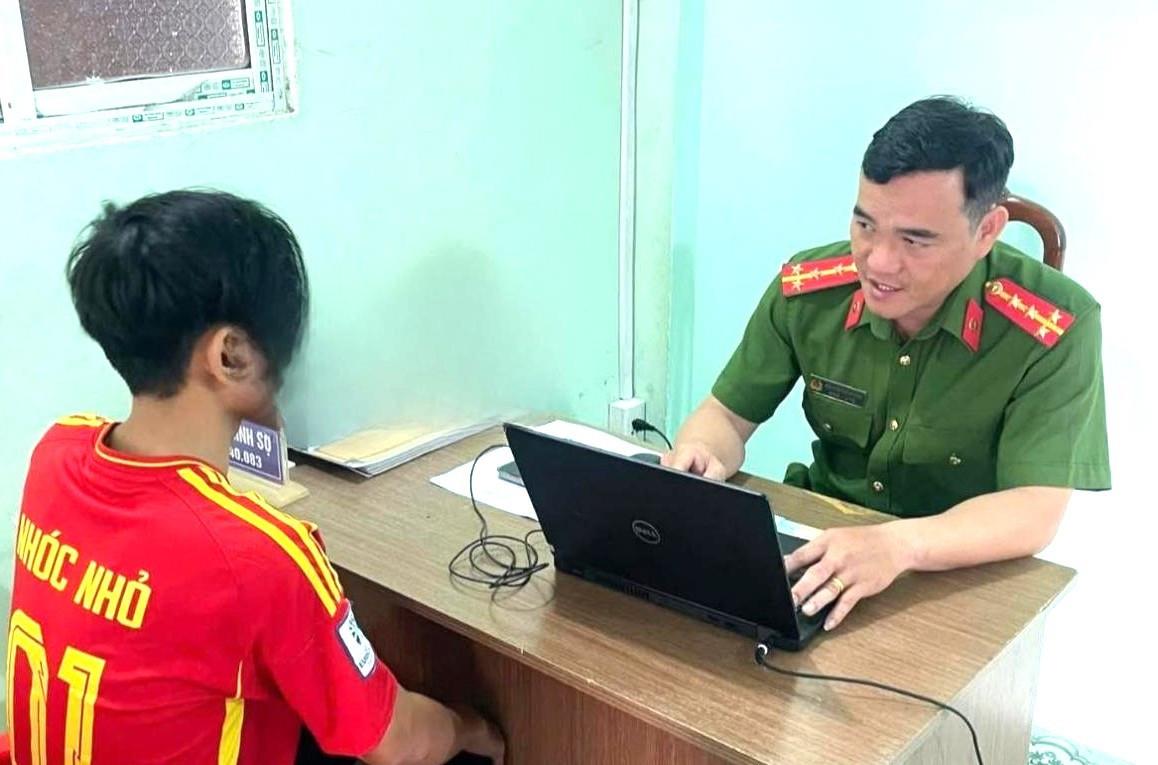 Công an làm việc với đối tượng