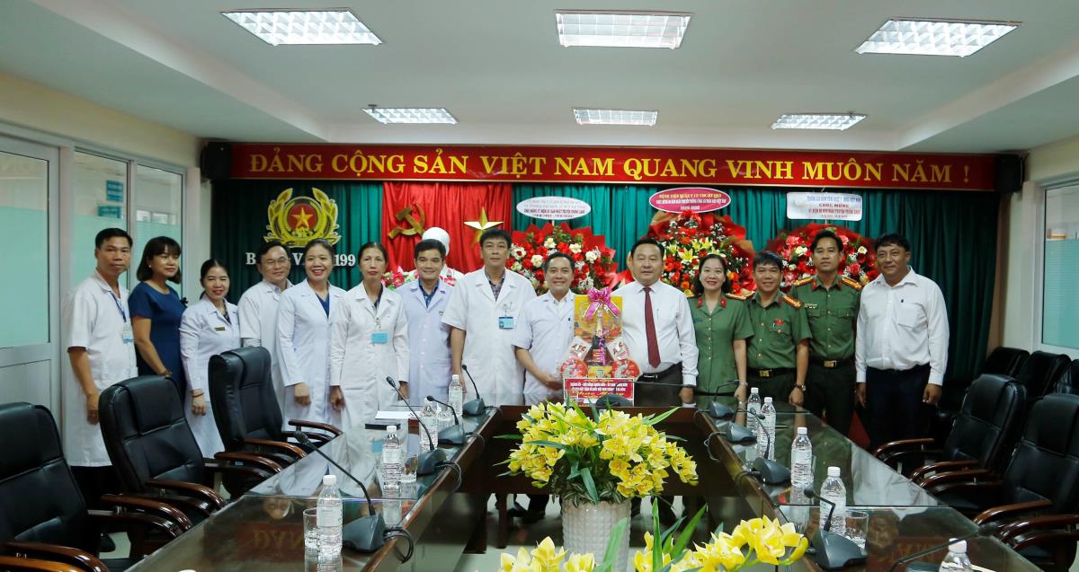 Phó Chủ tịch HĐND TP Đà Nẵng thăm, chúc mừng Công an Cửa khẩu Cảng hàng không Quốc tế Đà Nẵng