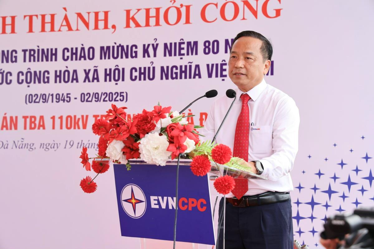 Lãnh đạo thành phố và Tổng Công ty Điện lực miền Trung tặng hoa chúc mừng các đơn vị thực hiện dự án.