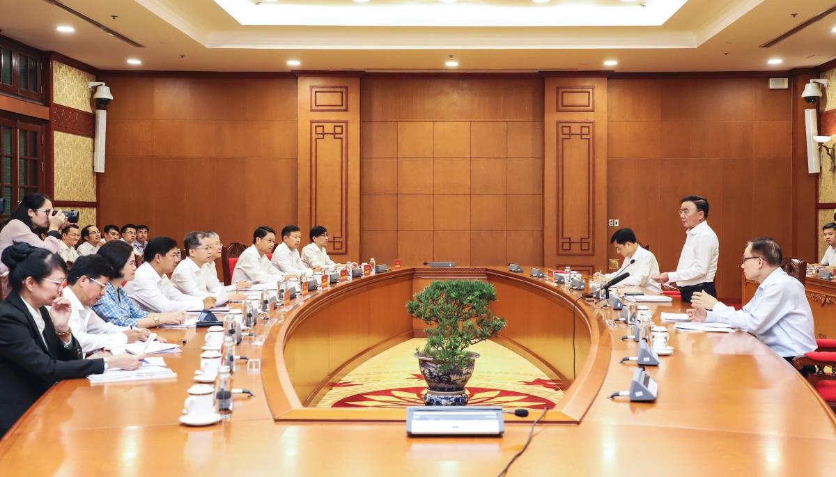 Tổ công tác của Bộ Chính trị, Ban Bí thư chụp ảnh lưu niệm với lãnh đạo thành phố Đà Nẵng.