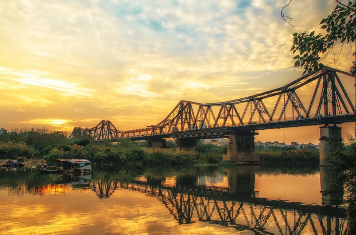 Thiếu nữ bên Hồ Gươm mùa thu Hà Nội.